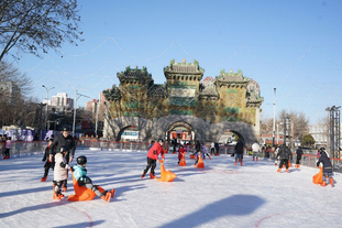 霍安说巴萨和切尔西上半场势均力敌，主持人：以为我们没看球吗？（霍安称巴萨与切尔西半场五五开，主持人反问：把我们当没看球的？）