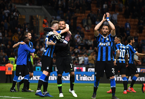 詹姆斯准三双 湖人客场带走胜利（詹姆斯准三双助湖人客场告捷）