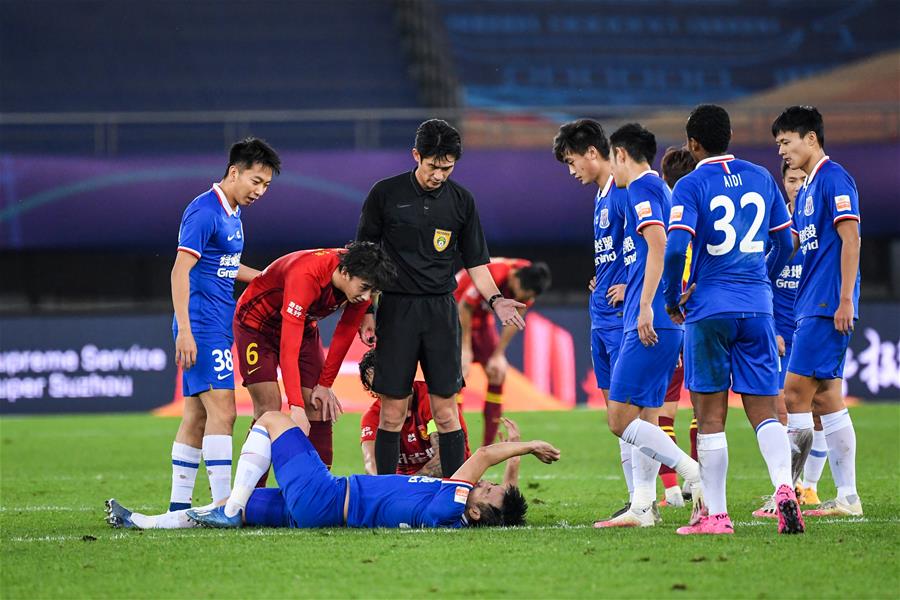 科迪罗兹对决奥巴费米争夺WWE与NXT冠军（科迪罗兹大战奥巴费米：WWE与NXT双冠之争）