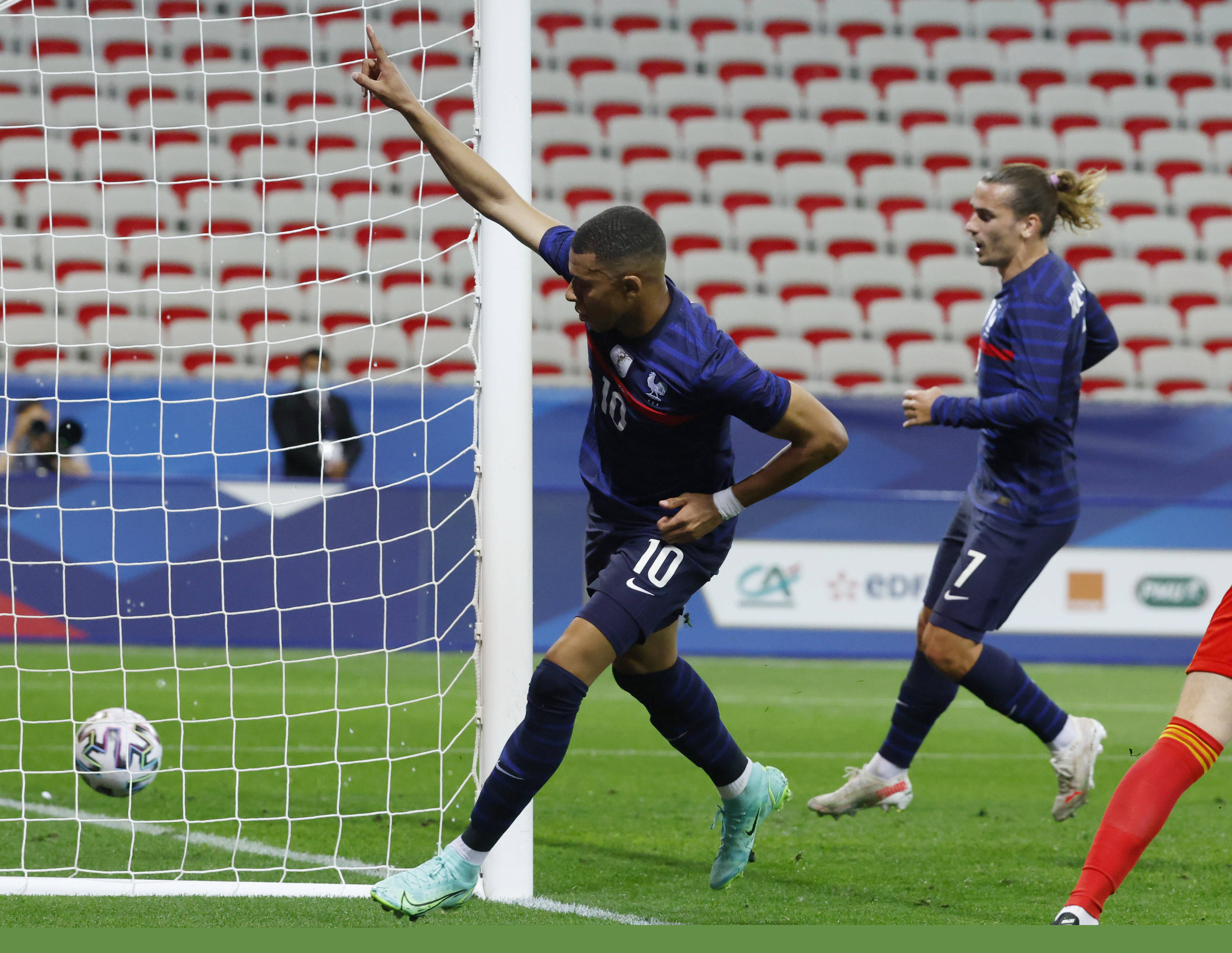 佩德里：对手给我们制造了很大困难，孔德梅开二度是应得的（佩德里：对手让我们踢得很艰难，孔德两球实至名归）