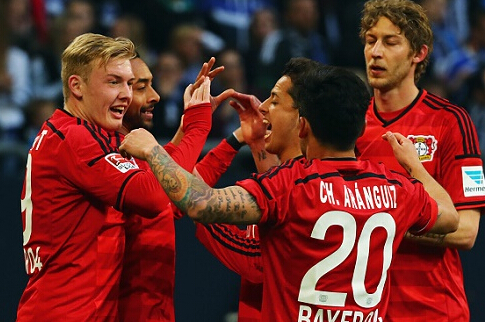 球星压哨三分把比赛送进加时（巨星压哨三分扳平，比赛拖入加时）