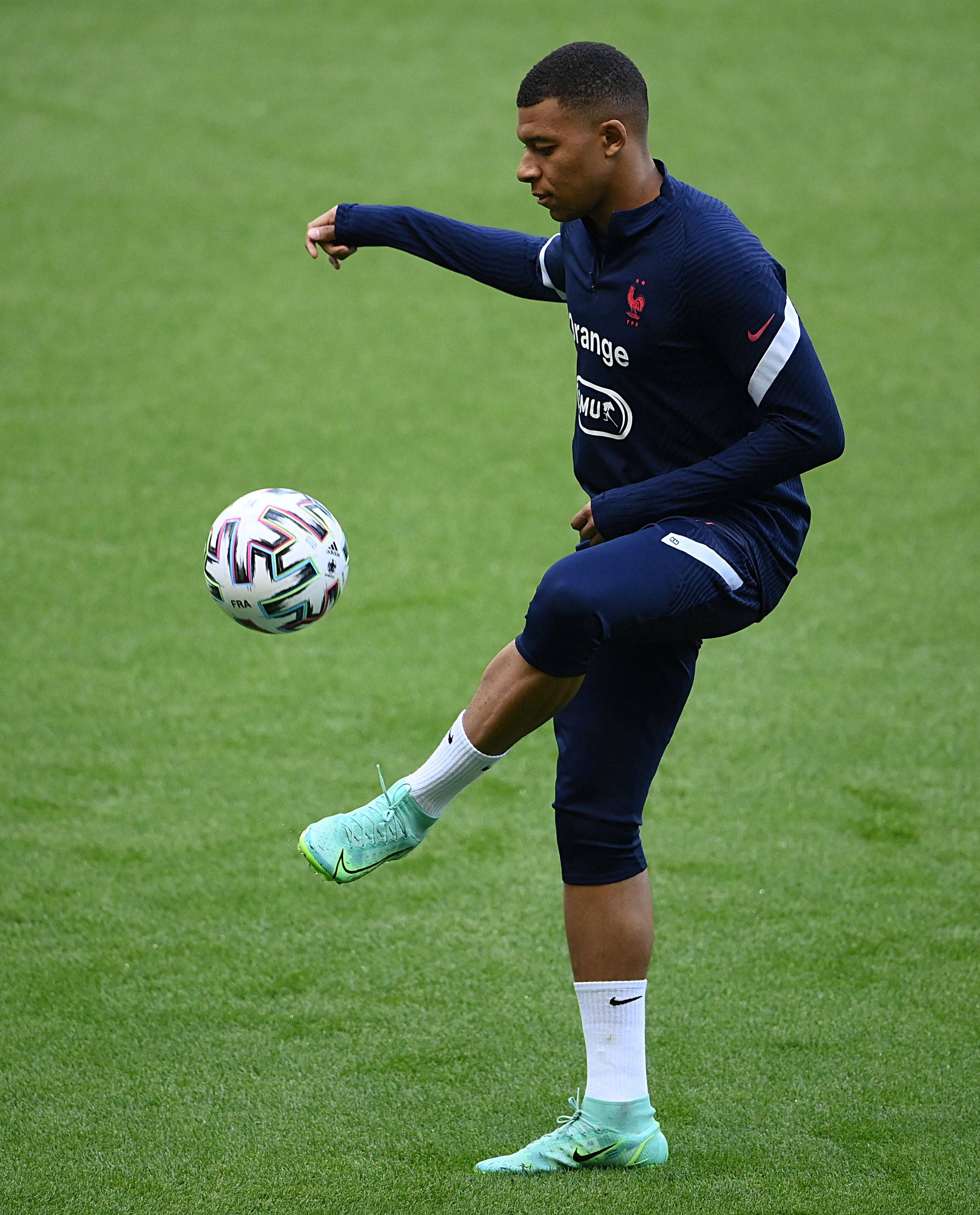 提前布局，世体：齐达内想带执教皇马时的2名助手同去法国队（世体：齐达内提前筹划，若执掌法国队将携皇马时期两位助手）