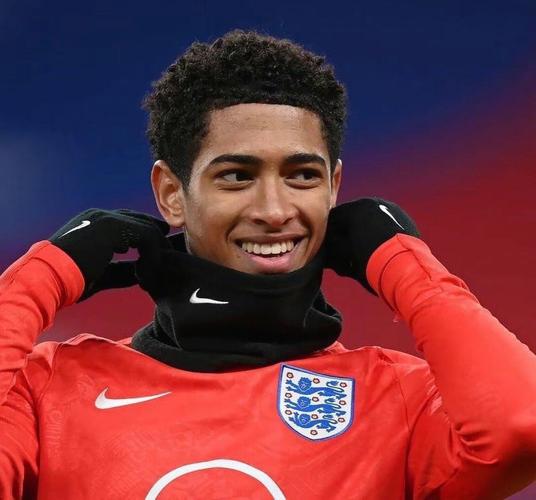 拜仁慕尼黑莱万多夫斯基帽子戏法（莱万多夫斯基为拜仁上演帽子戏法）