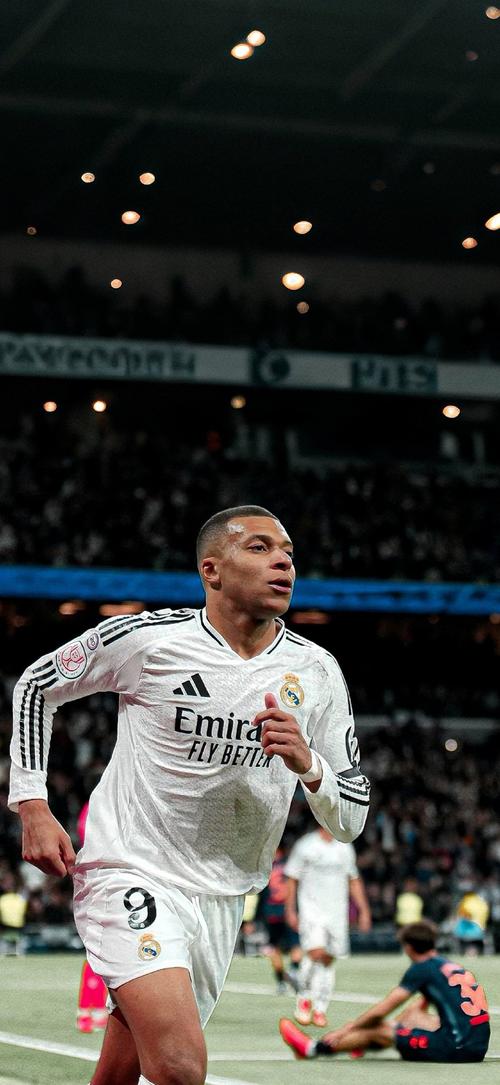 本轮欧冠最佳阵容：姆巴佩、维蒂尼亚领衔，赖斯、库库在列（欧冠本轮最佳阵容出炉：姆巴佩、维蒂尼亚压阵，赖斯、库库入选）