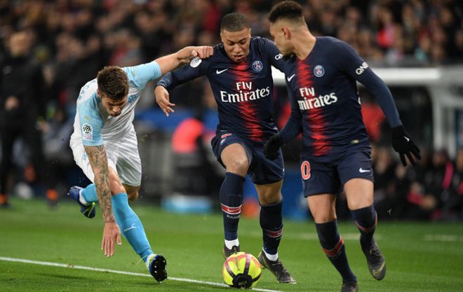 巴萨逆转取胜却迎来重磅伤情 全场最佳奥尔莫肩膀脱臼恐赛季报销（巴萨逆转告捷却遭重创：MVP奥尔莫肩部脱臼，恐赛季提前报销）