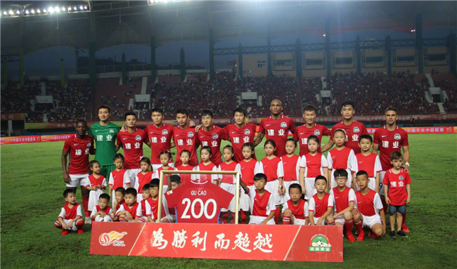 魔术主场逆转尼克斯豪取三连胜 瓦格纳37分领军进攻狂潮（魔术主场翻盘击退尼克斯取三连胜 瓦格纳轰37分引领火力全开）