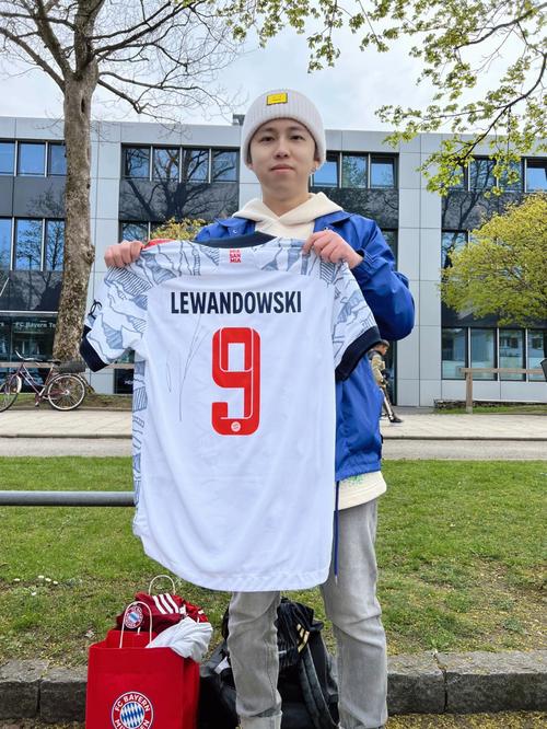 青岛记者：邵佳一大哥式的执教风格很适合当下中国足球的环境（青岛媒体人：邵佳一“大哥范儿”的执教方式更贴合当下中国足坛环境）