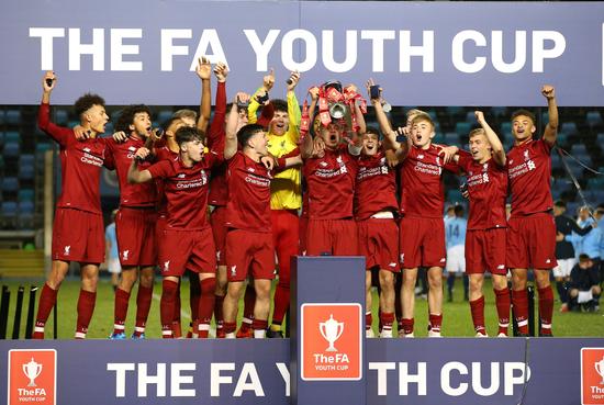 湖人半场高效，两项命中率均超5成，两队狂轰16记三分（半场火力全开！湖人双命中率破50%，两队合飙16记三分）