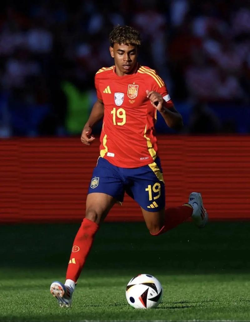 瓦伦西亚vs莱万特：加亚、丹朱马首发，马修-瑞安、阿德里安-德拉富恩特出战（瓦伦西亚战莱万特：加亚、丹朱马首发，马修-瑞安与阿德里安-德拉富恩特登场）