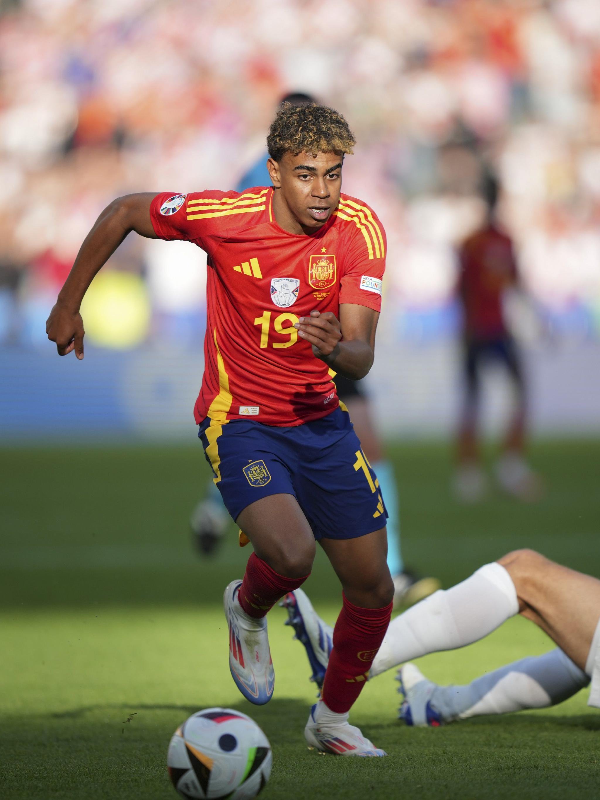 历年中超金靴：武磊34球傲视群雄，法比奥28球独享本赛季金靴（中超金靴回顾：武磊34球领跑历史，法比奥28球加冕本季金靴）