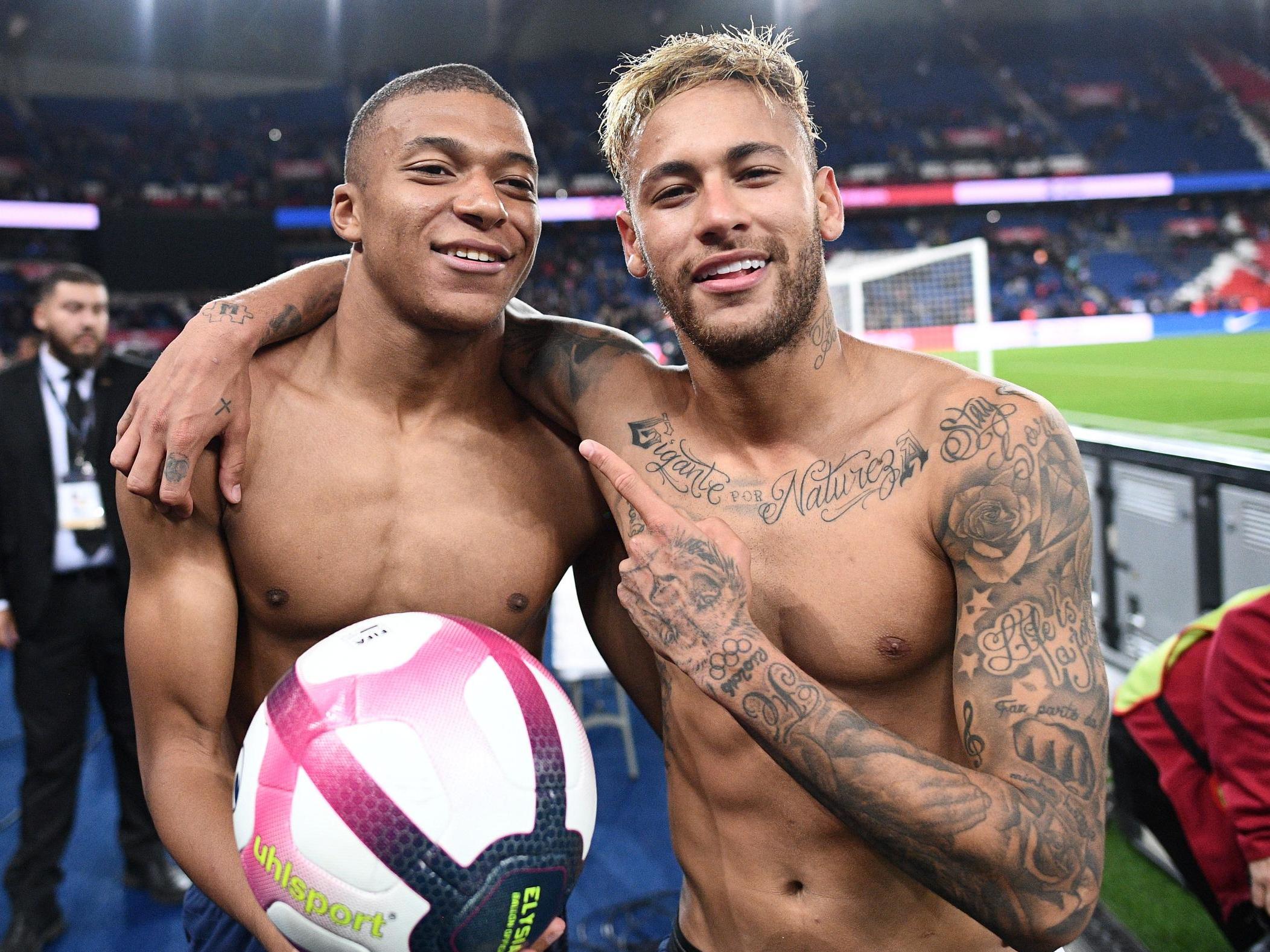 反对家暴，克雷莫内塞球衣背后印的是与球员关系密切女性名字（克雷莫内塞倡议反家暴：球衣背后印与球员关系密切的女性姓名）