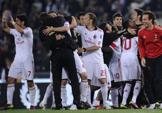 大罗与阿尔卡拉斯切磋网球，还赠送其签名巴西球衣（大罗与阿尔卡拉斯网球过招，并赠签名巴西球衣）